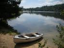 Ruderboot am Ufer des Moldau-Stausees im Sommer