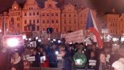 Tausende von Demonstranten fordern den Rücktritt. Der Protestmarsch wurde live im Internet übertragen. Tausende von Demonstranten fordern den Rücktritt. Der Protestmarsch wurde live im Internet übertragen.