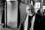 Jürgen Serke 2018 im Café Slavia in Prag. Foto: Konstantin Kountouroyanis Jürgen Serke 2018 im Café Slavia in Prag. Foto: Konstantin Kountouroyanis