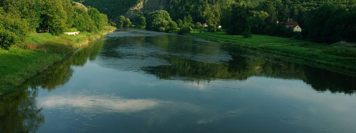 Flüsschen Berounka bei Srbsko im Kreis Beroun