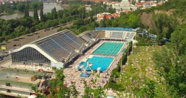 Blick auf das Schwimmstadion im Sommer